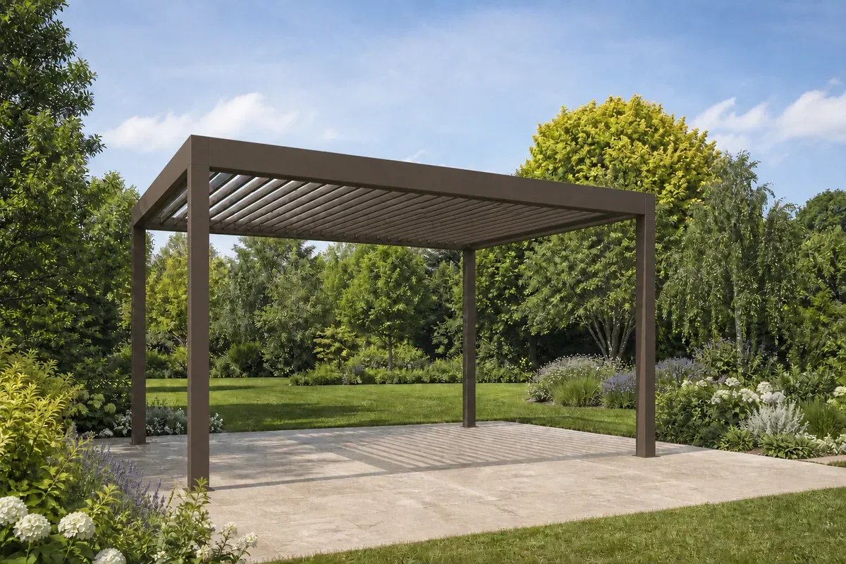 Illustratieve bronskleurige pergola met lamellendak op een tuinterras.