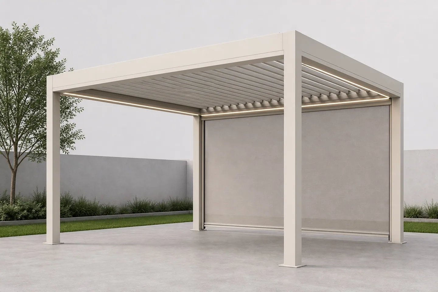 Illustratieve vrijstaande crèmekleurige pergola met lamellendak, randverlichting en zijscreen.
