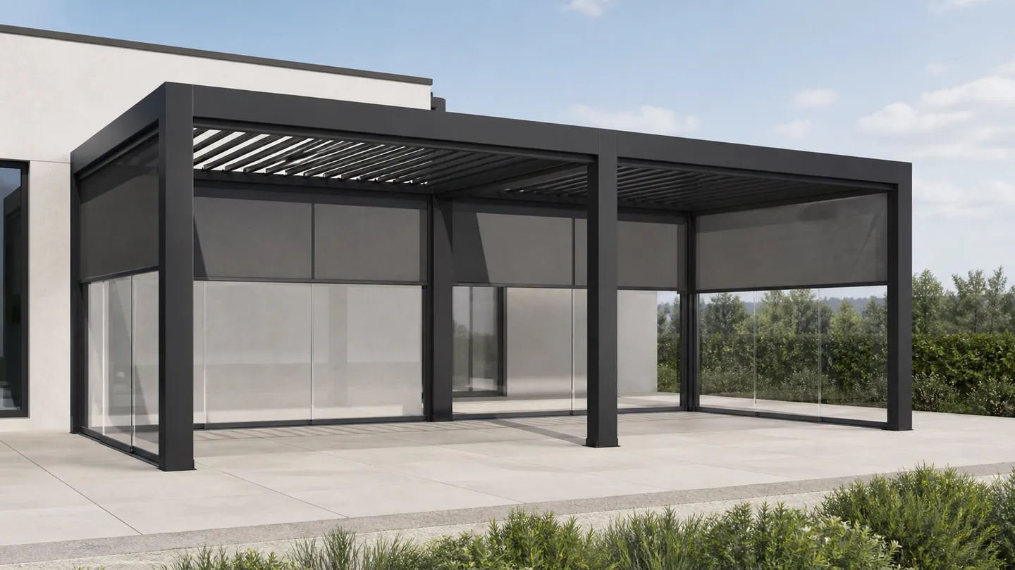 Illustratieve antracietkleurige pergola met twee modules, afzonderlijke lamellendaken, screens en glazen zijwanden.